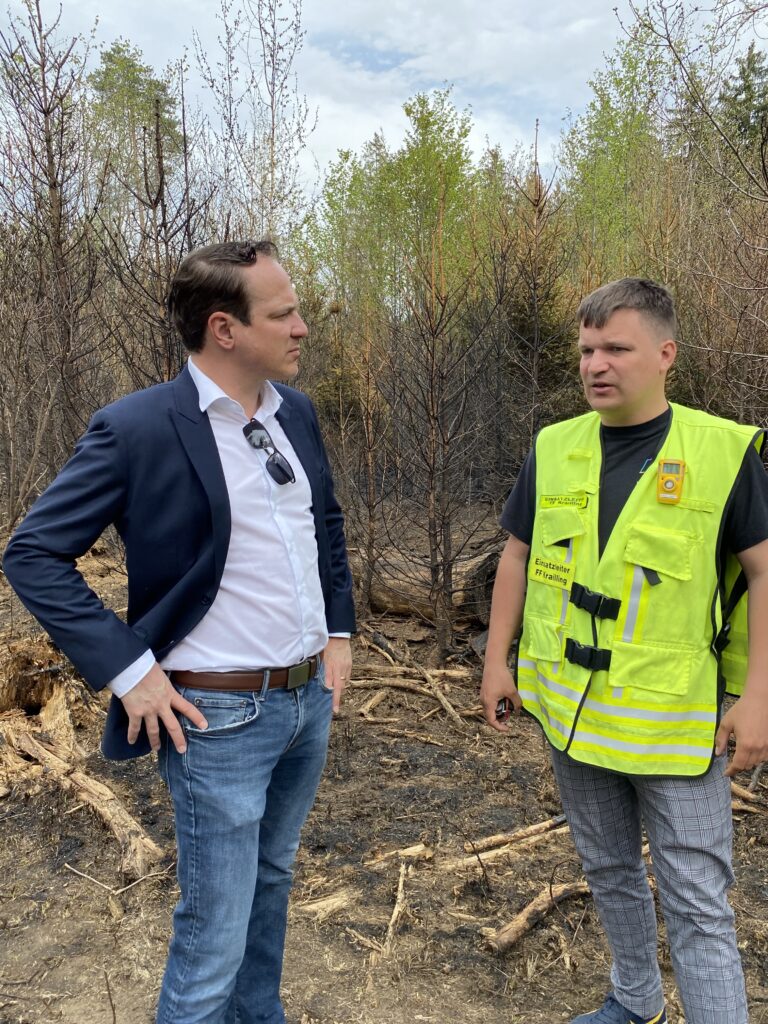 Bürgermeister Stefan Göttlinger (li.) informiert sich bei Feuerwehrkommandant Benjamin Thiele über die Auswirkungen des Waldbrands